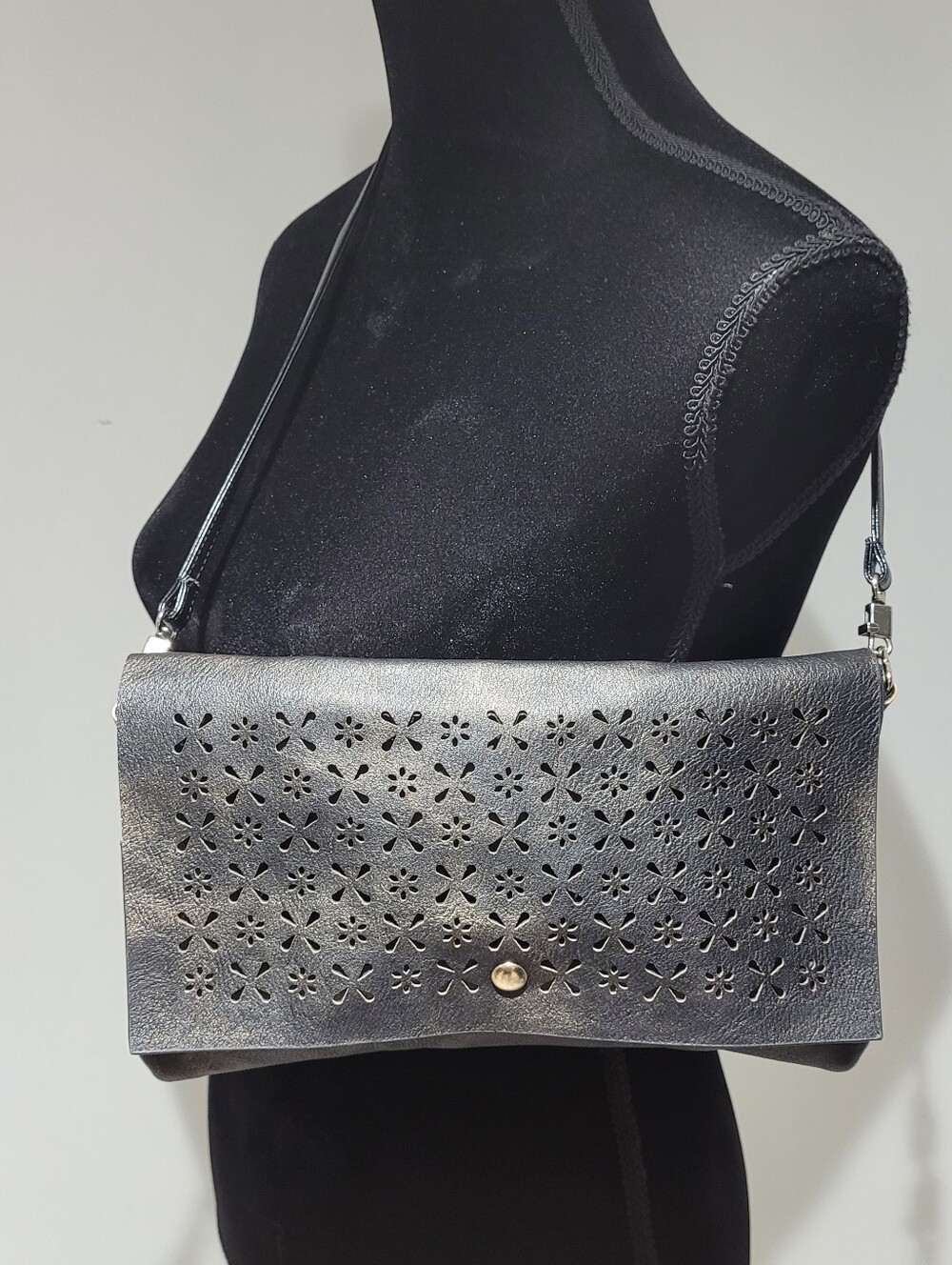 Memories Women's Floral Laser Cut "Touchscreen" Shoulder Bag Metallic Grey